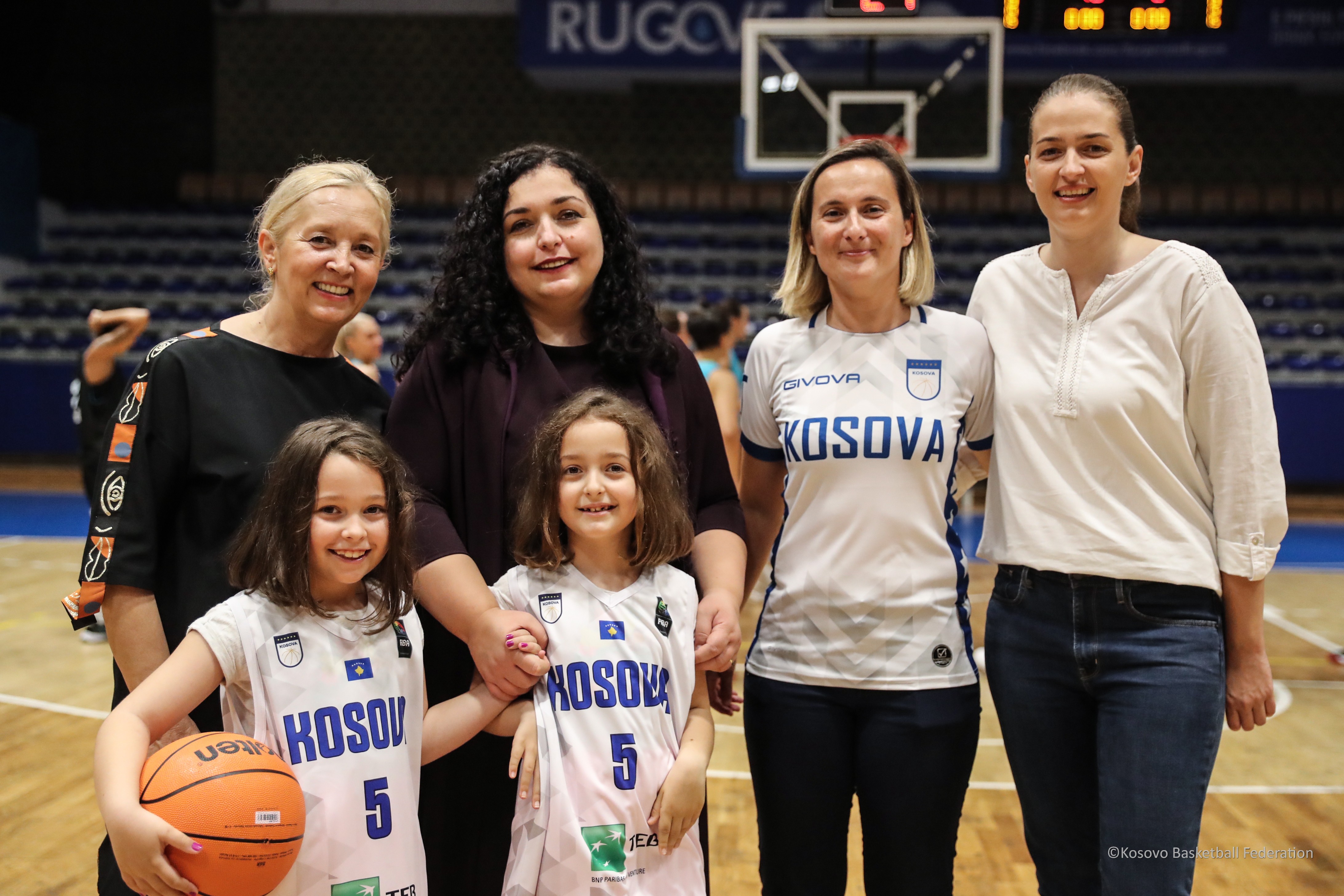 Presidentja e Kosovës motivon vashat dardane: I gjithë populli është me ju